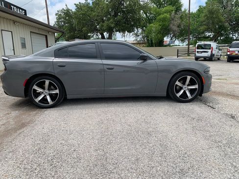 Used 2017 Dodge Charger SXT RWD image 1