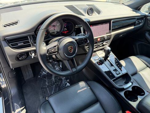 Certified 2023 Porsche Macan S AWD/4WD image 4