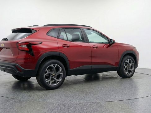 Used 2025 Chevrolet Trax LT w/ LT Convenience Package image 9