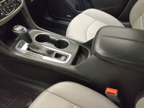 Used 2018 Chevrolet Equinox Premier FWD image 26