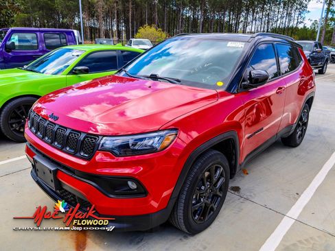 Used 2024 Jeep Compass Latitude image 2