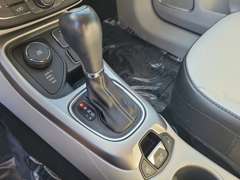 Used 2019 Jeep Compass Latitude image 32