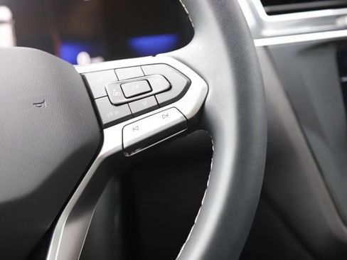Used 2023 Volkswagen Tiguan SE w/ Panoramic Sunroof Package image 19
