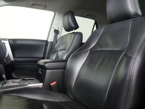 Used 2017 Toyota 4Runner SR5 AWD/4WD image 10