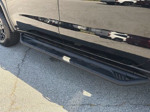 Used 2022 Chevrolet Silverado 1500 ZR2 w/ Technology Package AWD/4WD image 33