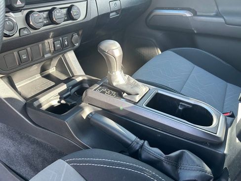 Used 2022 Toyota Tacoma TRD Off-Road image 24