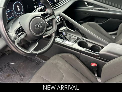 Used 2022 Hyundai Elantra SEL w/ Convenience + Premium Package image 11