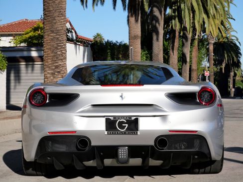 Used 2018 Ferrari 488 GTB image 7