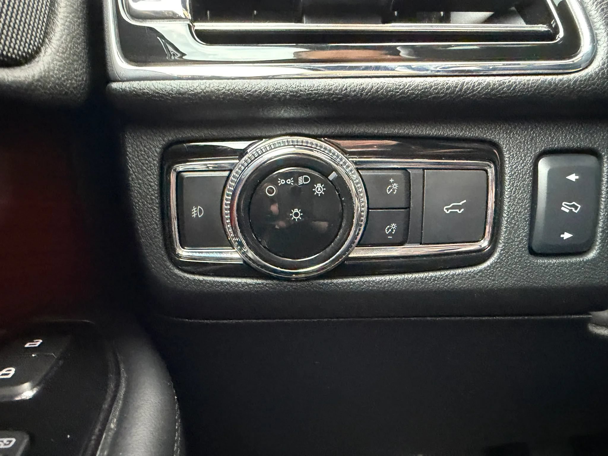 Used 2018 Lincoln Navigator Select w/ Technology Package AWD/4WD image 18