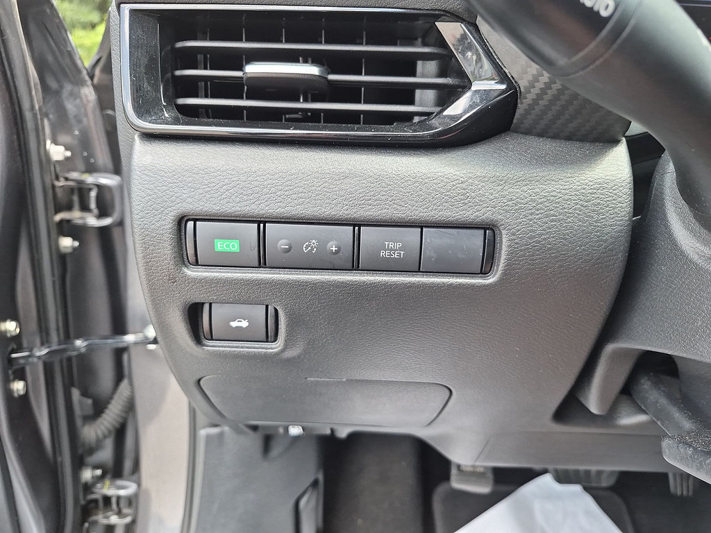 Used 2025 Nissan Sentra SV FWD image 16