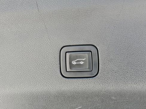 Used 2023 GMC Yukon XL Denali AWD/4WD image 10