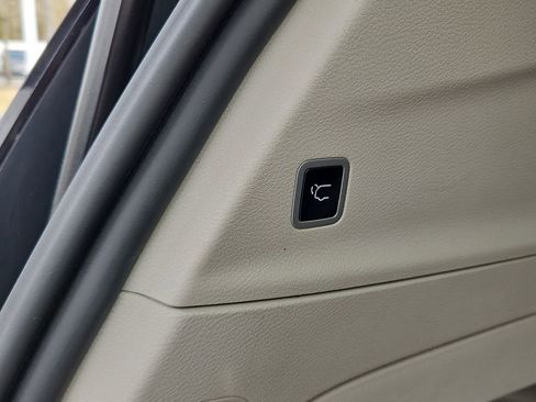 Used 2023 Chrysler Pacifica Touring-L FWD image 31