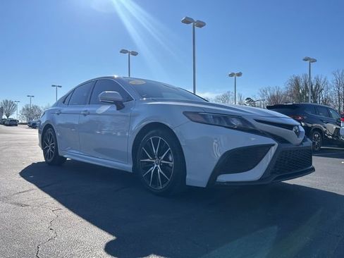 Used 2022 Toyota Camry SE w/ Convenience Package image 3