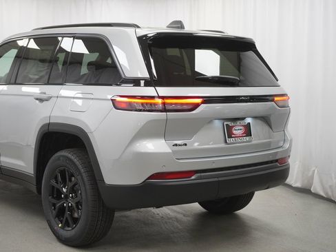 New 2026 Jeep Grand Cherokee Altitude AWD/4WD image 12