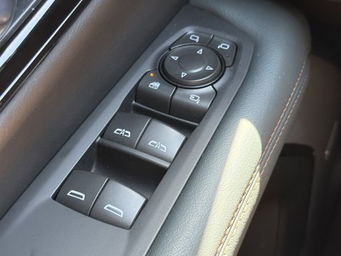 Used 2025 GMC Yukon XL AT4 w/ AT4 Premium Package AWD/4WD image 18