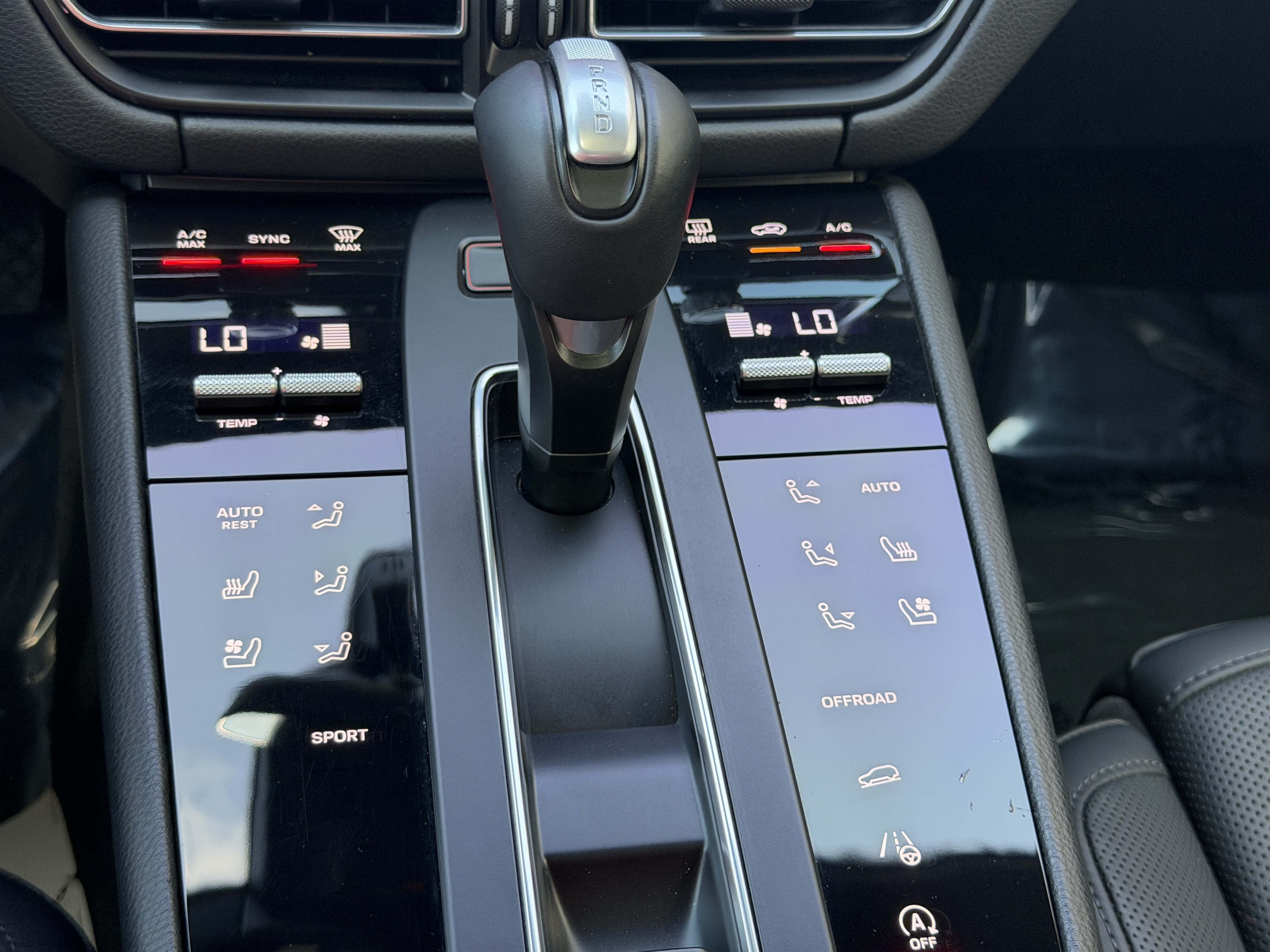 Certified 2024 Porsche Macan AWD/4WD image 30