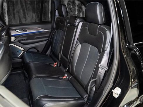 Used 2023 Jeep Grand Cherokee Overland w/ Luxury Tech Group IV image 9