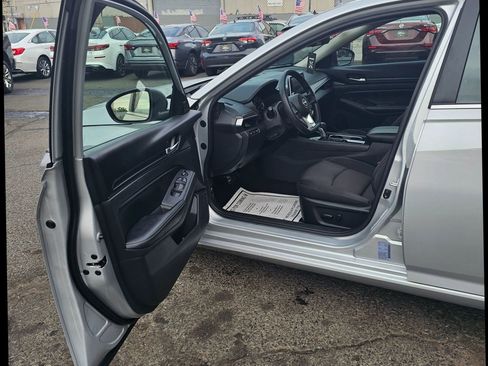 Used 2024 Nissan Altima 2.5 SV image 7