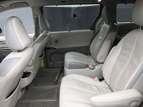 Used 2013 Toyota Sienna XLE image 13