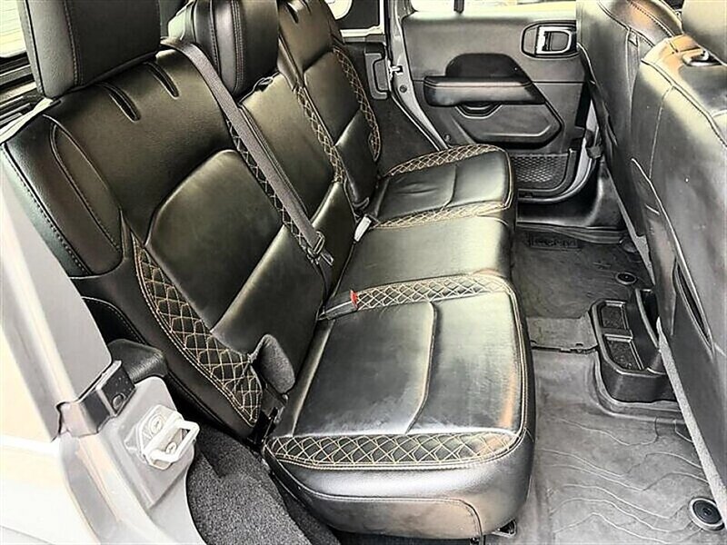 Used 2023 Jeep Wrangler Unlimited Sahara AWD/4WD image 15