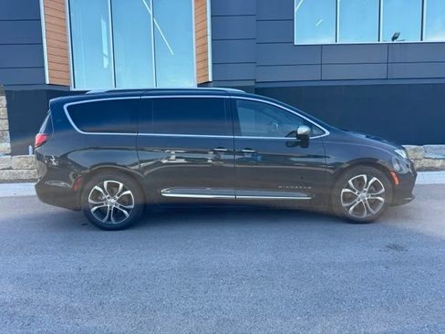 Used 2022 Chrysler Pacifica Pinnacle FWD image 2