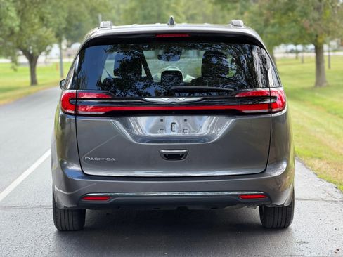 Used 2022 Chrysler Pacifica Touring-L image 5