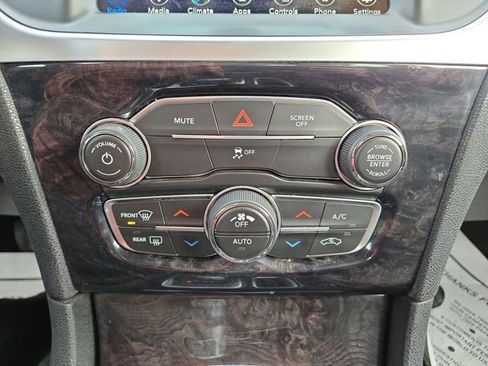 Used 2019 Chrysler 300 Limited image 24