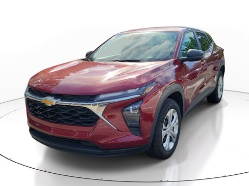 Used 2024 Chevrolet Trax LS w/ Driver Confidence Package FWD image 3