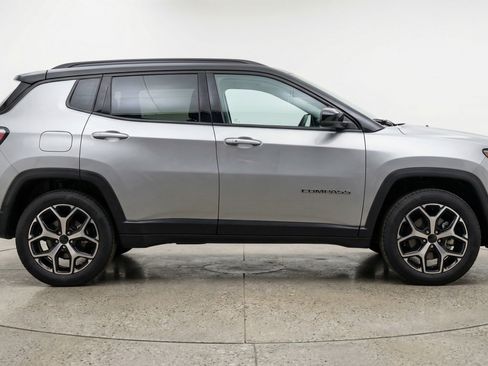 Used 2025 Jeep Compass Limited image 11