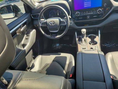 Used 2023 Toyota Highlander Limited image 18