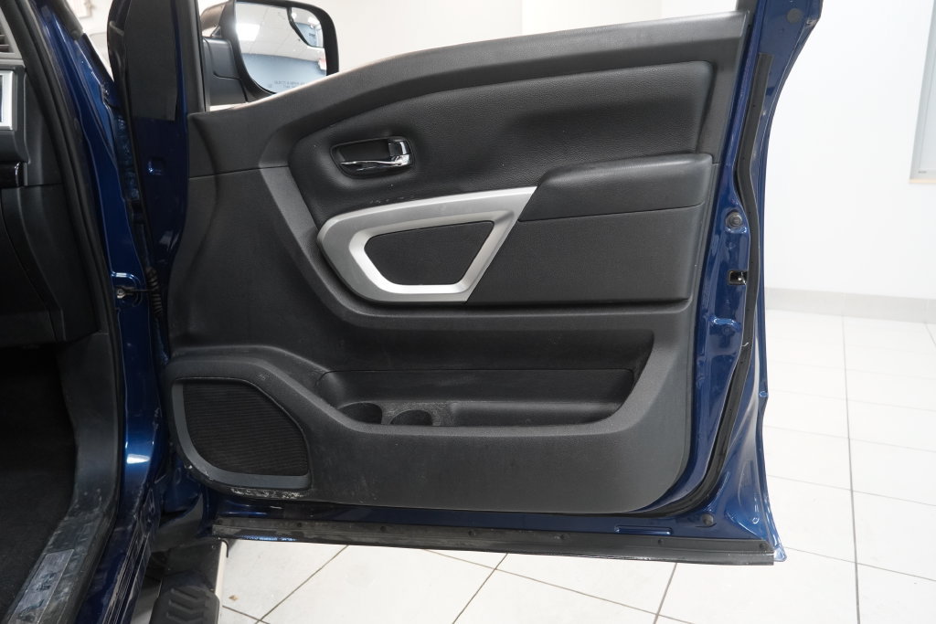 Used 2018 Nissan Titan SV w/ SV Convenience Package AWD/4WD image 36
