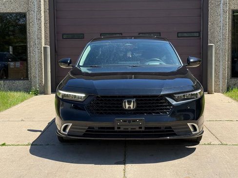 Used 2023 Honda Accord Touring image 2