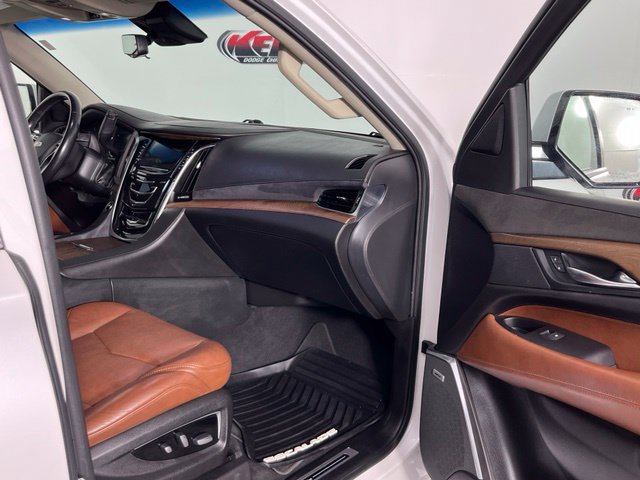 Used 2018 Cadillac Escalade Luxury AWD/4WD image 35