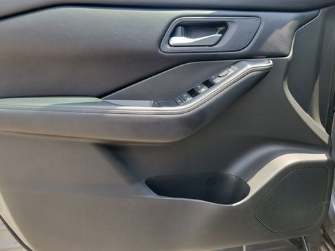 Certified 2025 Nissan Rogue SV FWD image 14