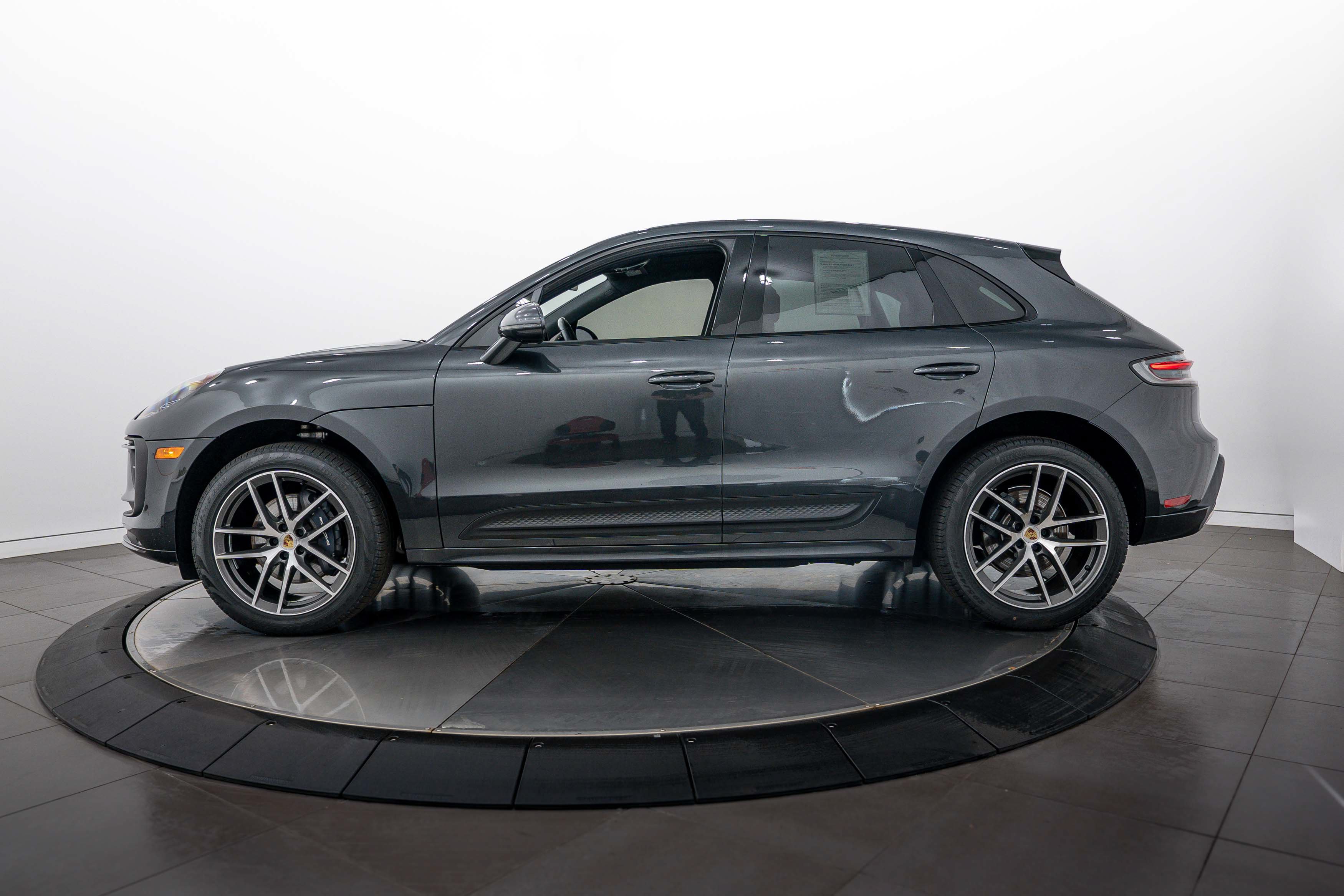 Certified 2024 Porsche Macan AWD/4WD image 2