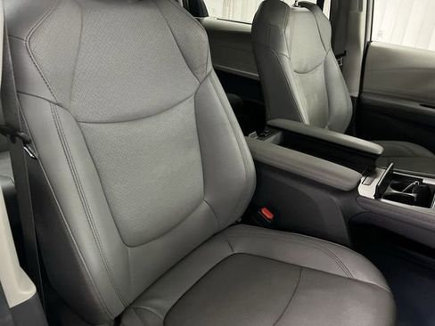 Used 2024 Toyota Sienna Limited image 29