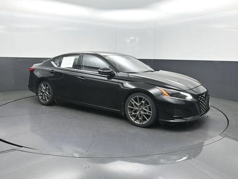 Used 2023 Nissan Altima 2.0 SR FWD image 38