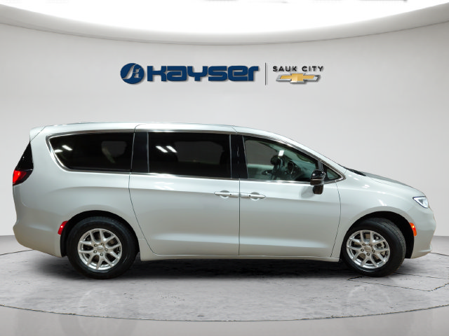 Used 2024 Chrysler Pacifica Touring-L FWD image 8