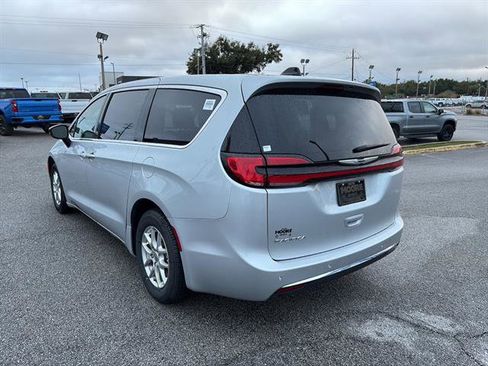 Used 2024 Chrysler Pacifica Touring-L FWD image 5
