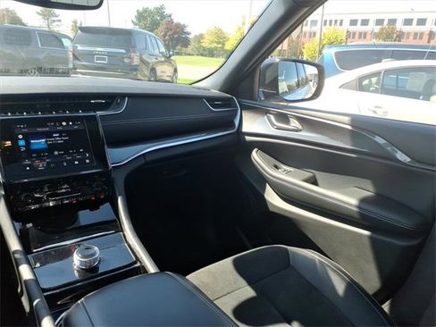 Used 2023 Jeep Grand Cherokee Altitude image 9