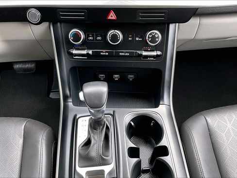 Used 2024 Kia Carnival LX FWD image 24