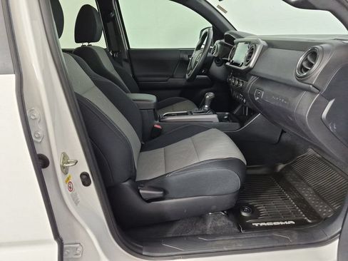 Used 2020 Toyota Tacoma TRD Off-Road AWD/4WD image 38