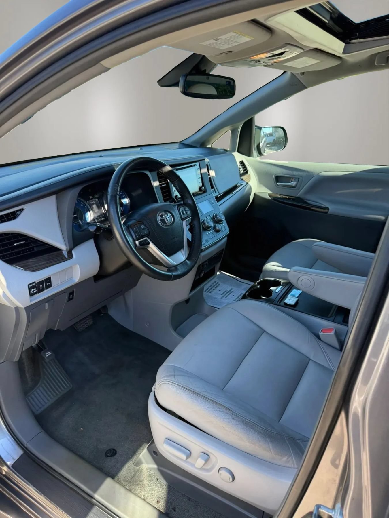 Used 2018 Toyota Sienna XLE w/ XLE Navigation Package FWD image 27