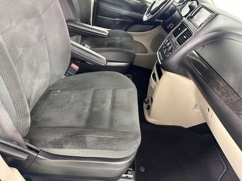 Used 2018 Dodge Grand Caravan SE w/ UConnect Hands-Free Group image 26