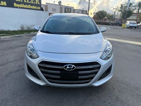 Used 2017 Hyundai Elantra GT image 2