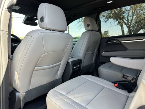 Used 2024 GMC Acadia Elevation image 17