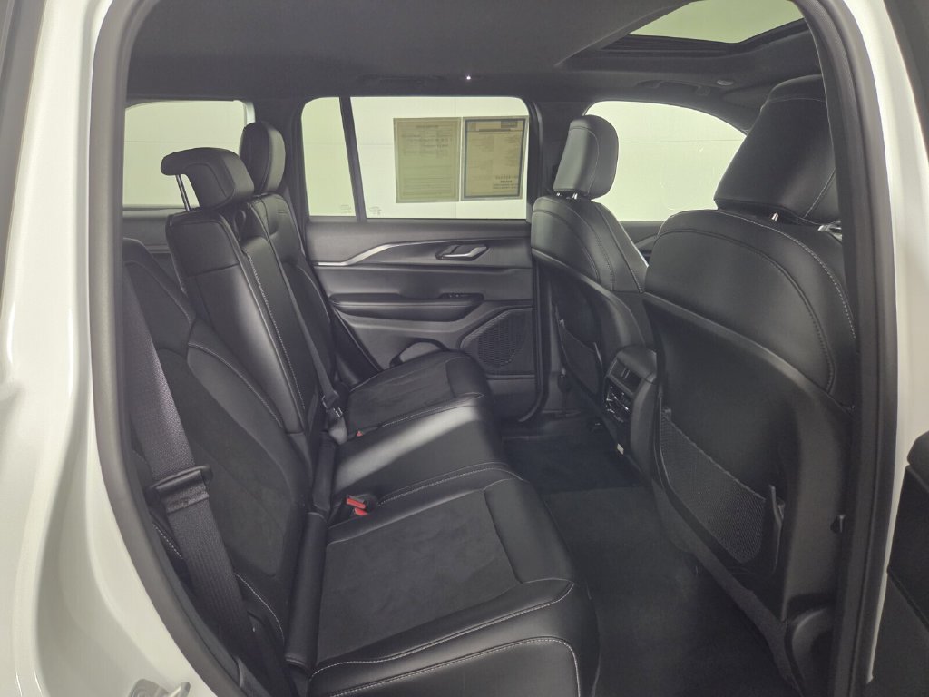 Used 2025 Jeep Grand Cherokee Altitude AWD/4WD image 29