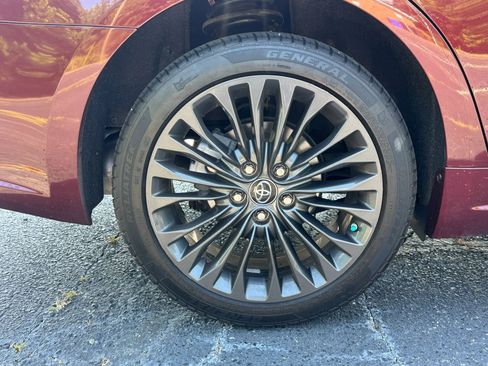 Used 2018 Toyota Avalon Touring FWD image 5