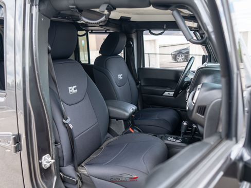 Used 2017 Jeep Wrangler Unlimited Sahara w/ Connectivity Group AWD/4WD image 17