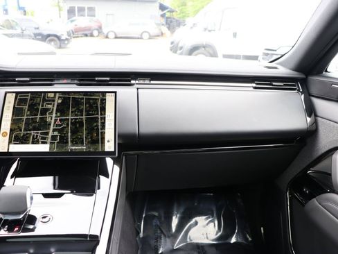 Used 2025 Land Rover Range Rover Sport SE AWD/4WD image 18